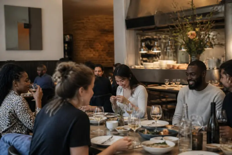 Gäste an einem gedeckten Tisch in einem modernen Restaurant