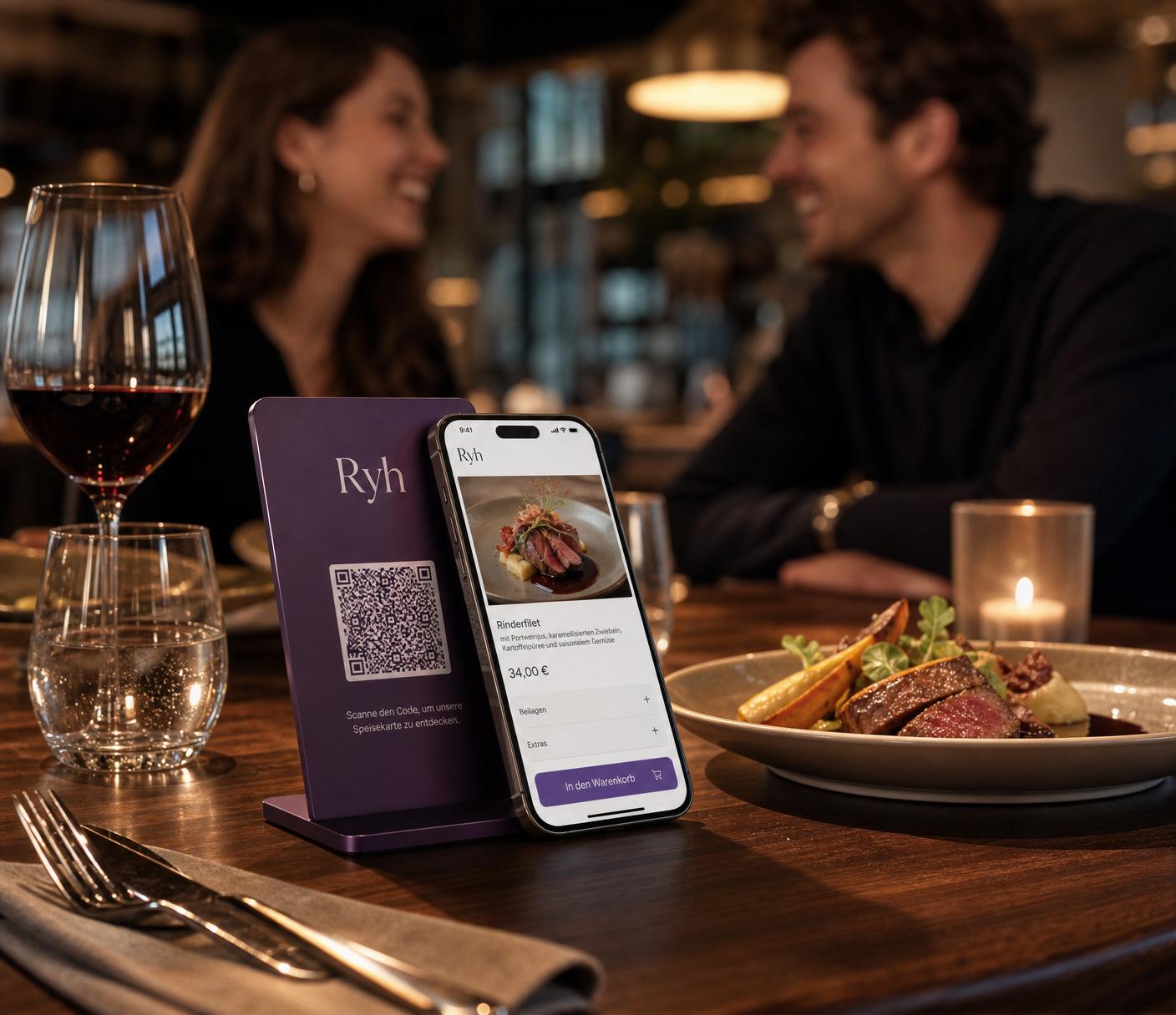 Gastgeberin begrüßt Gäste im warm beleuchteten Restaurant